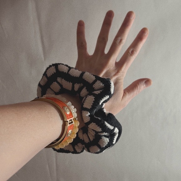 Knit scrunchie - Picture 3 of 3